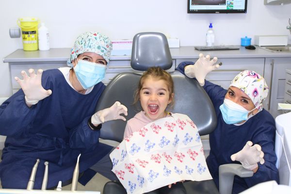 sonrisas felices ortodoncia infantil jugando con los dentistas clínica ilzarbe